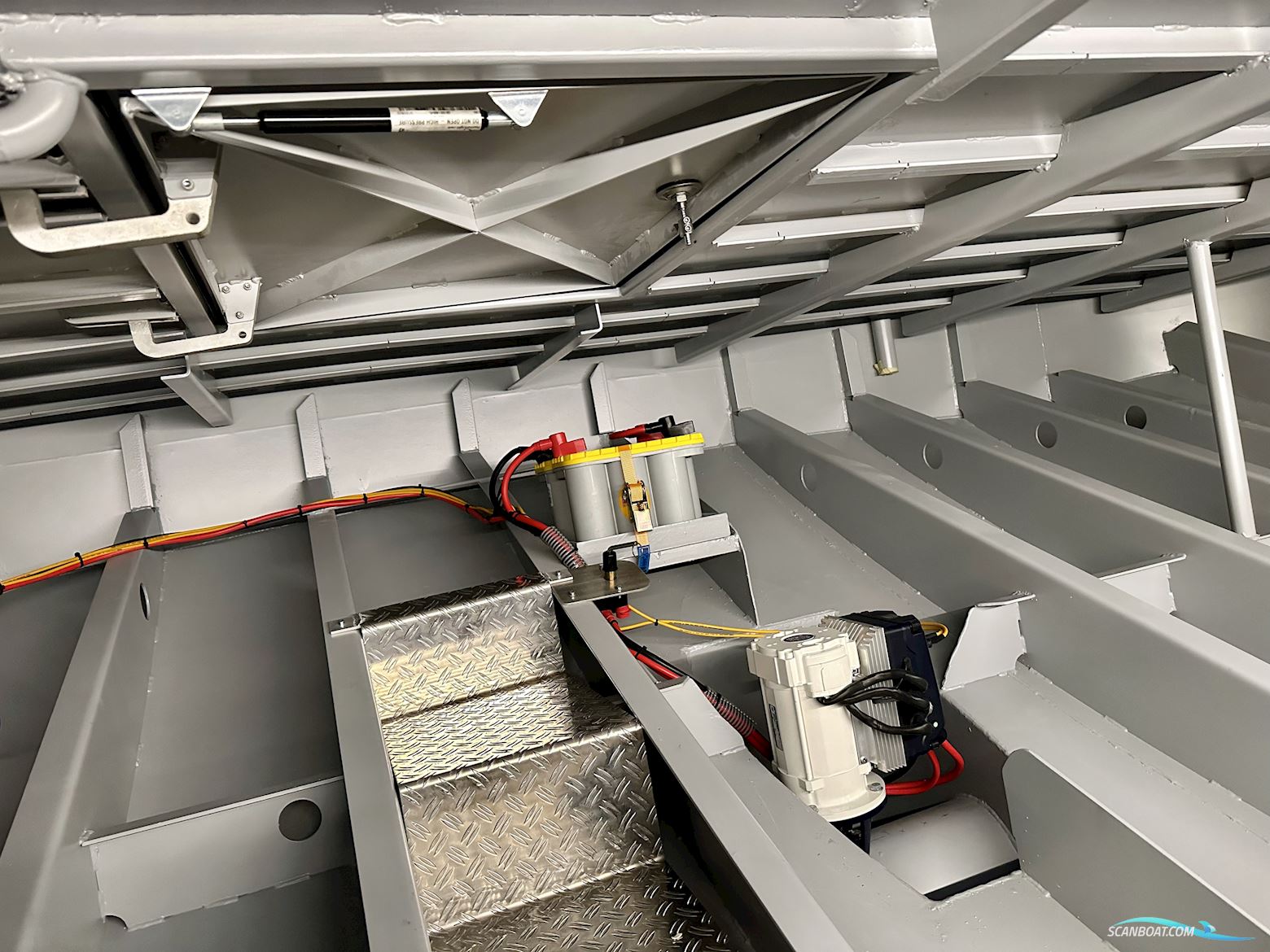 Homeship Vaarchalet 1250D Luxe Houseboat