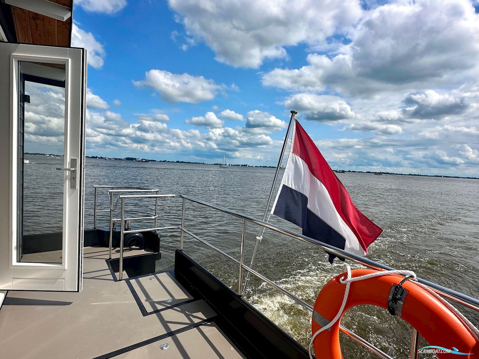 Homeship Vaarchalet 1250D Luxe Houseboat