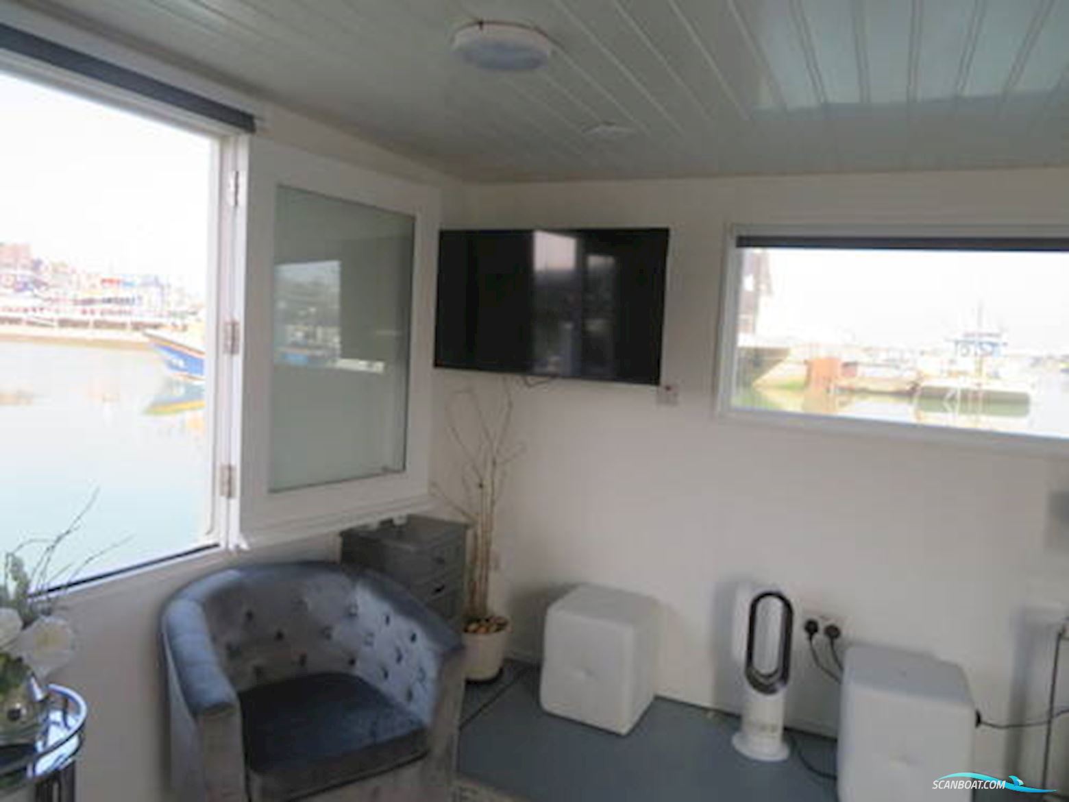 Houseboat Powercat 40 Converted to a