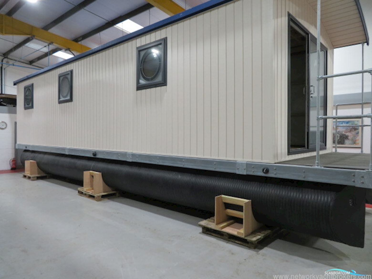 Houseboat River Pod 38