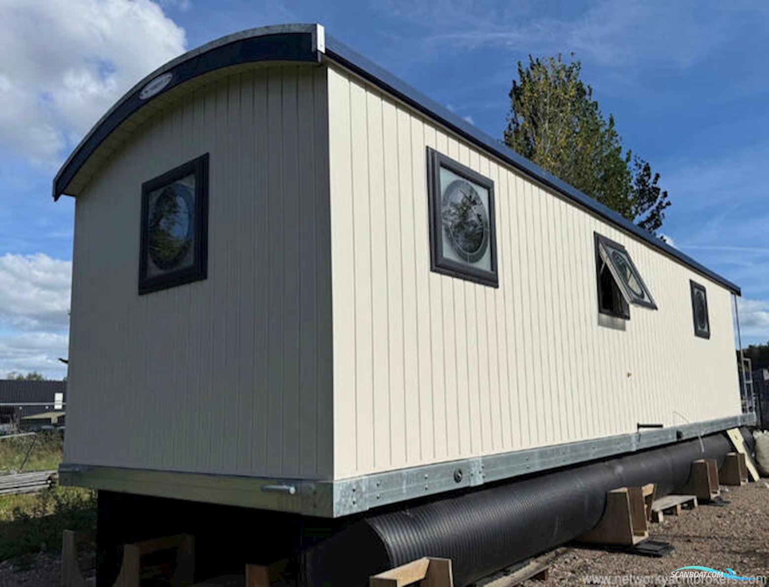 Houseboat River Pod 38
