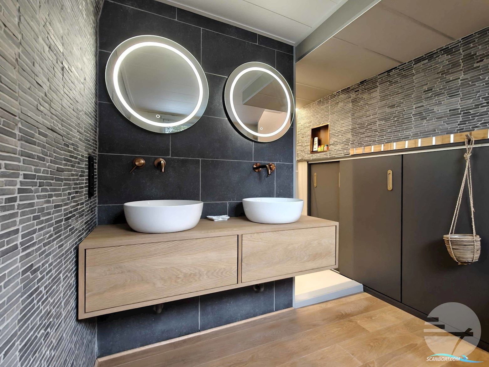 Luxemotor 24.75