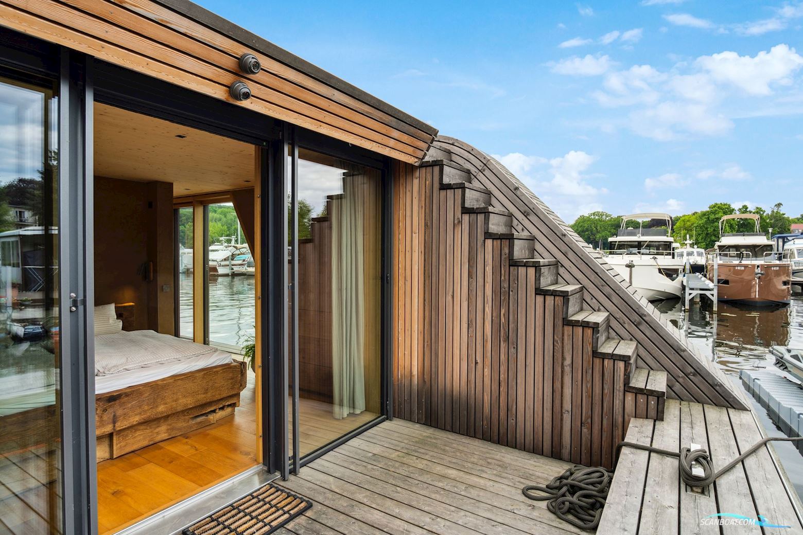 Waterloft "Ohana" - Eksklusiv sejlende husbåd / Wohnschiff (2022)