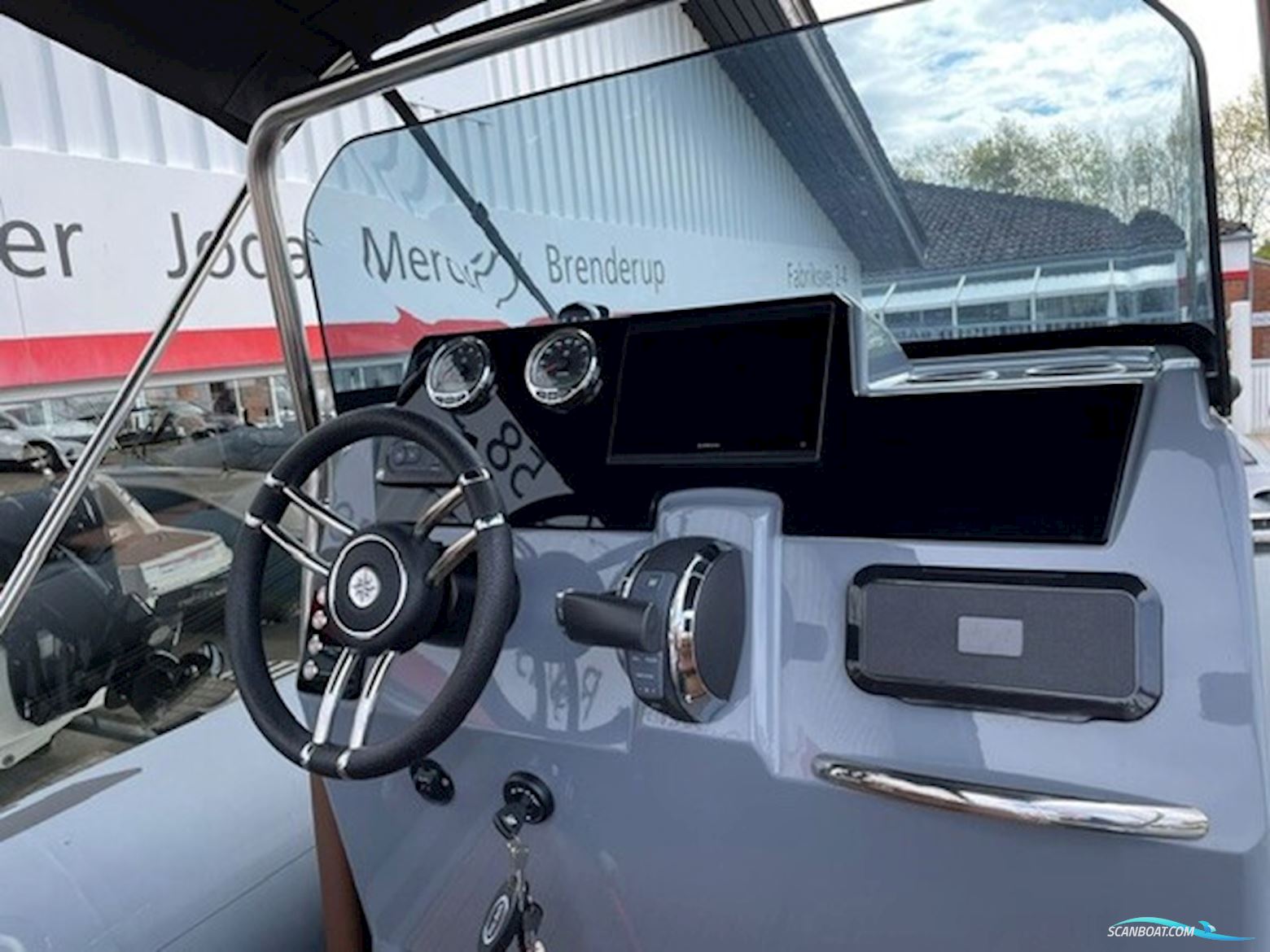 Brig Eagle 6,7 Rib Med F225 hk Mercury-Efi 4 Takt DS XL V6 3,4L og 2.000 kg Brenderup Bådtrailer.
