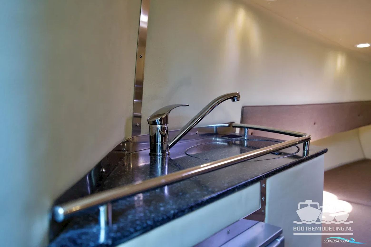 ARCTIC BLUE 37 Cabin