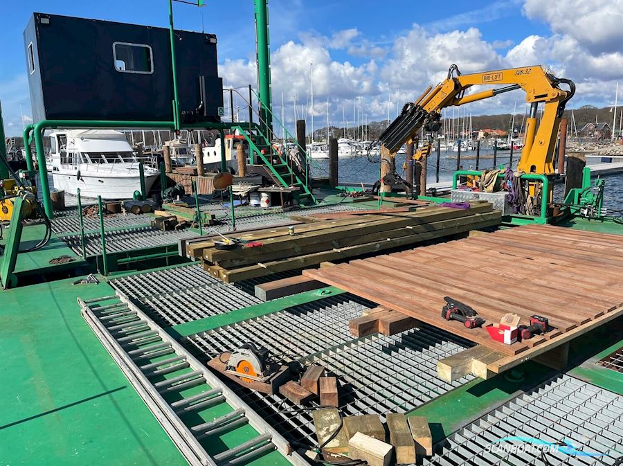 Jack-up og Slæbebåd