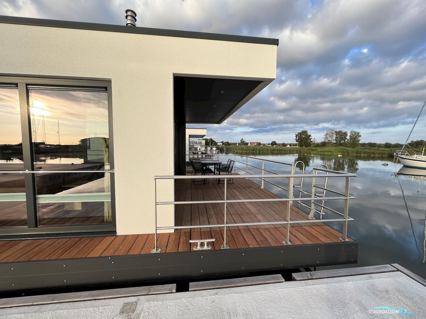 Floating House 44
