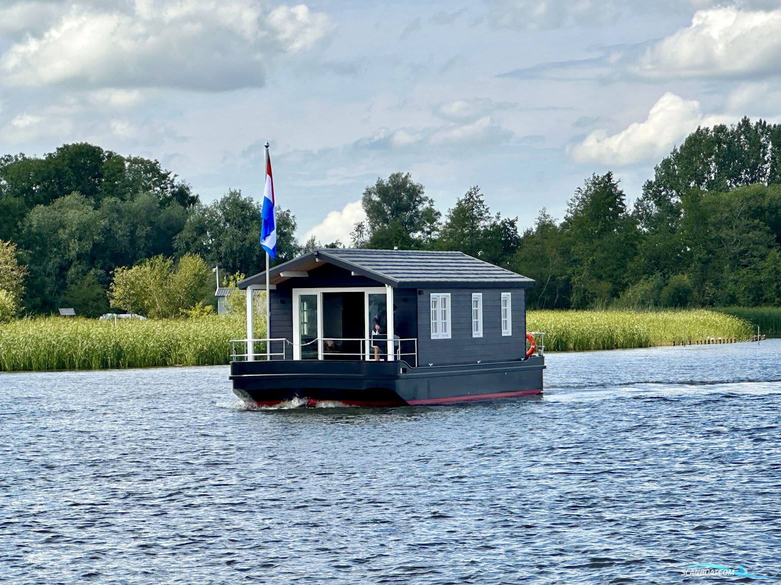 Homeship Vaarchalet 1250D Luxe Houseboat