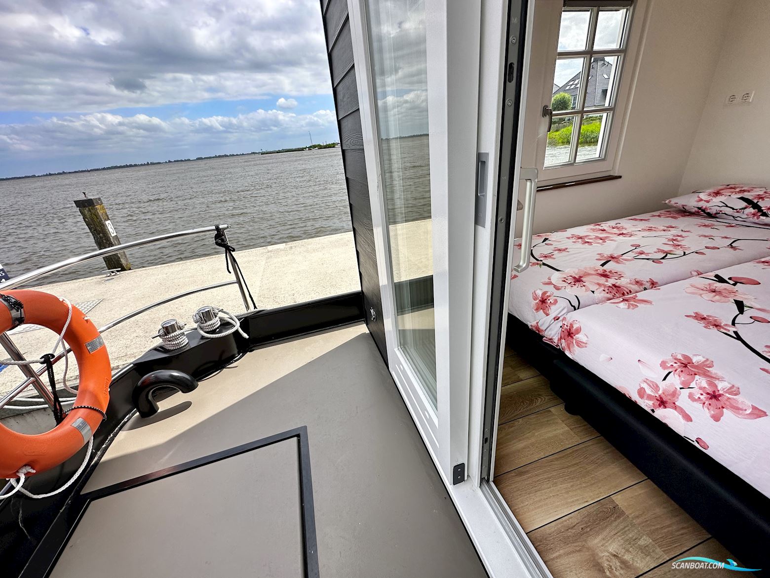 Homeship Vaarchalet 1250D Luxe Houseboat