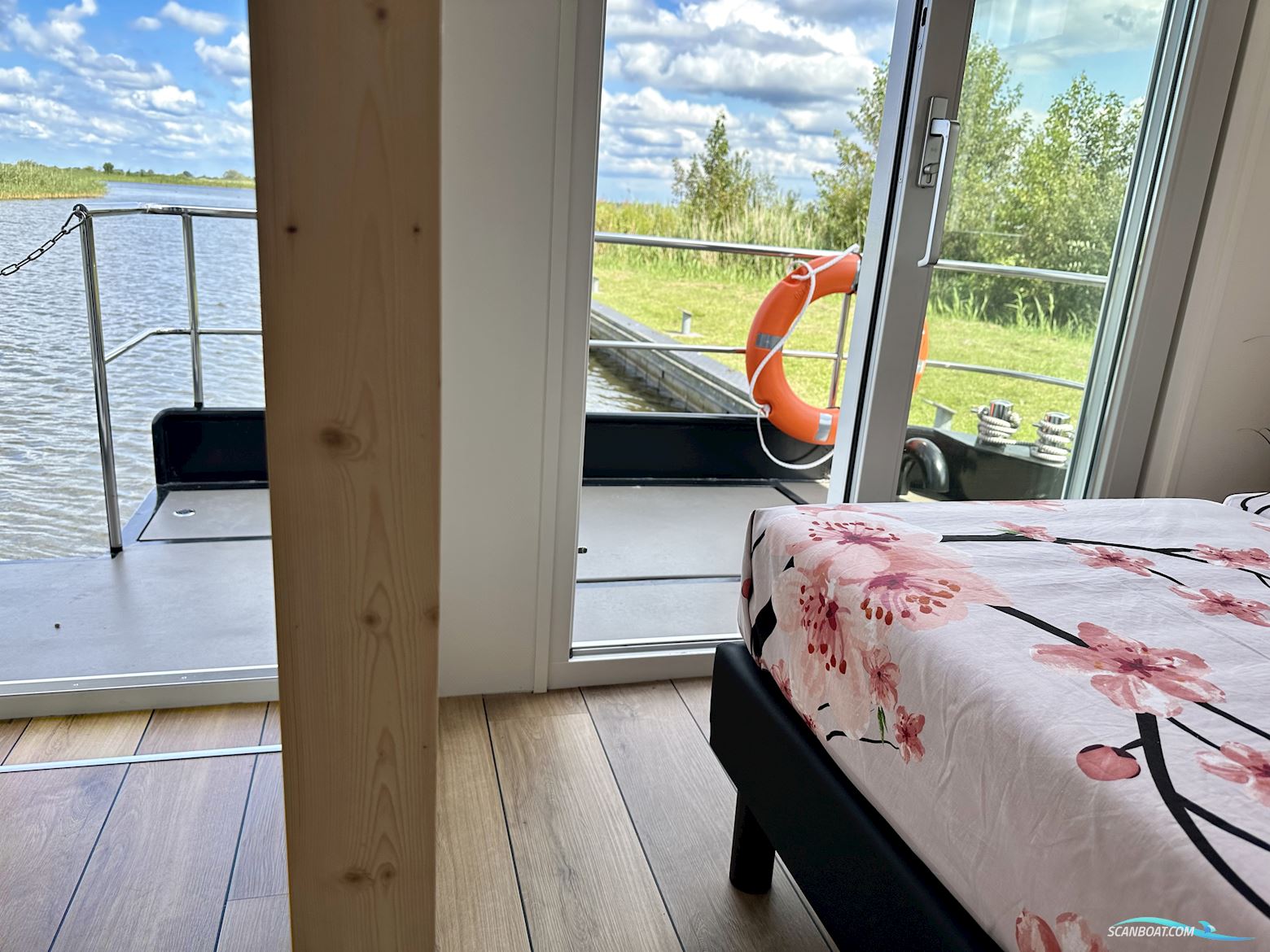 Homeship Vaarchalet 1250D Luxe Houseboat