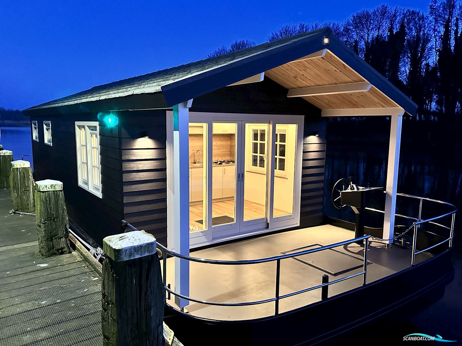 Homeship Vaarchalet 1250D Luxe Houseboat