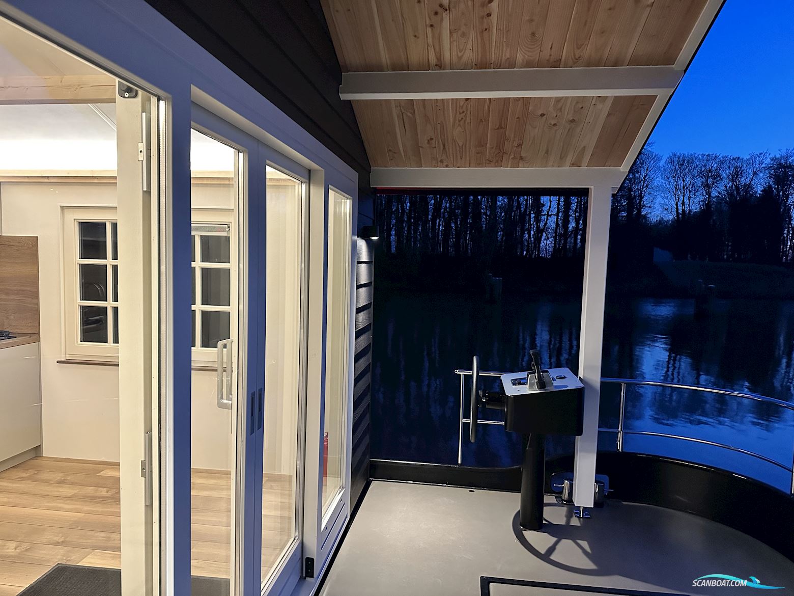 Homeship Vaarchalet 1250D Luxe Houseboat