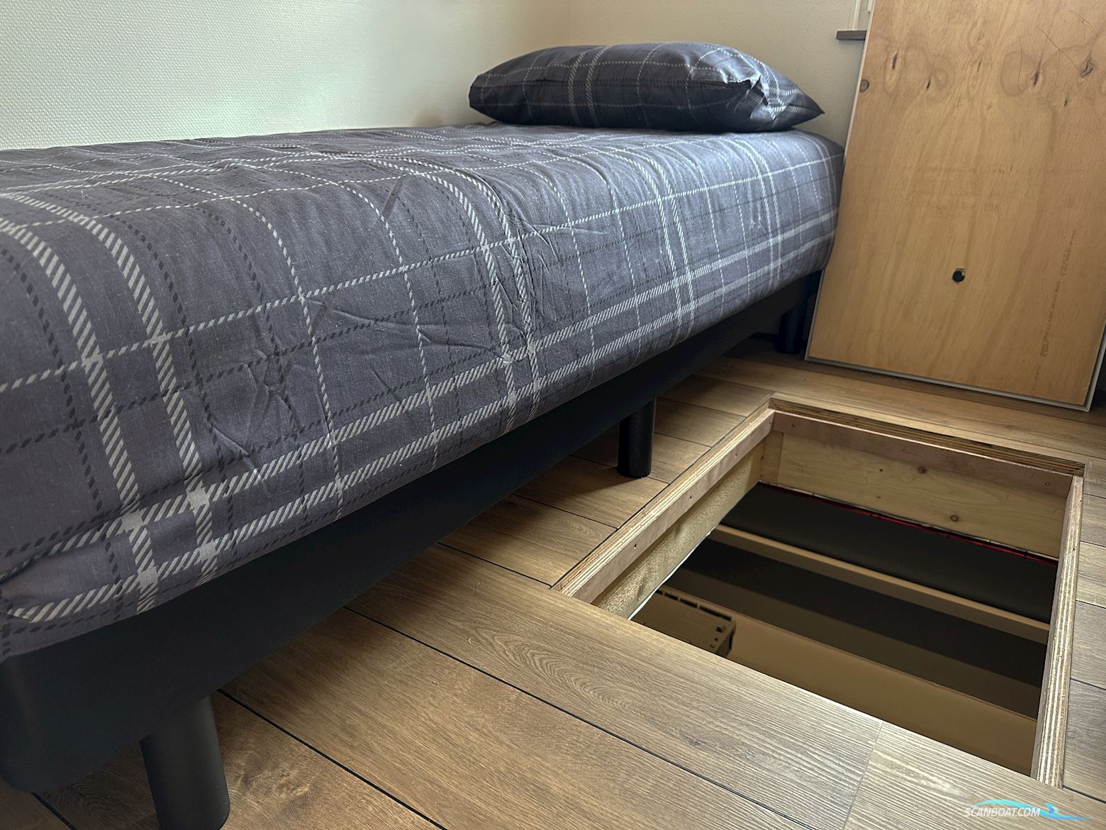 Homeship Vaarchalet 1250D Luxe Houseboat