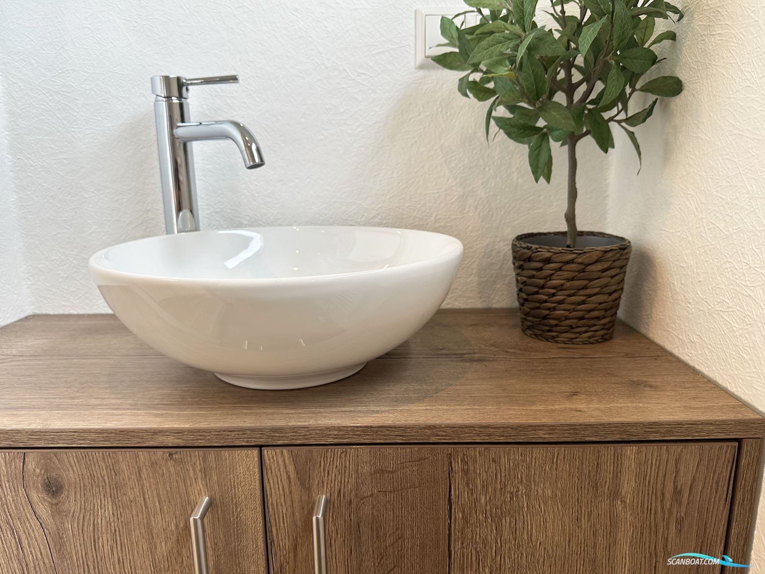 Homeship Vaarchalet 1250D Luxe Houseboat