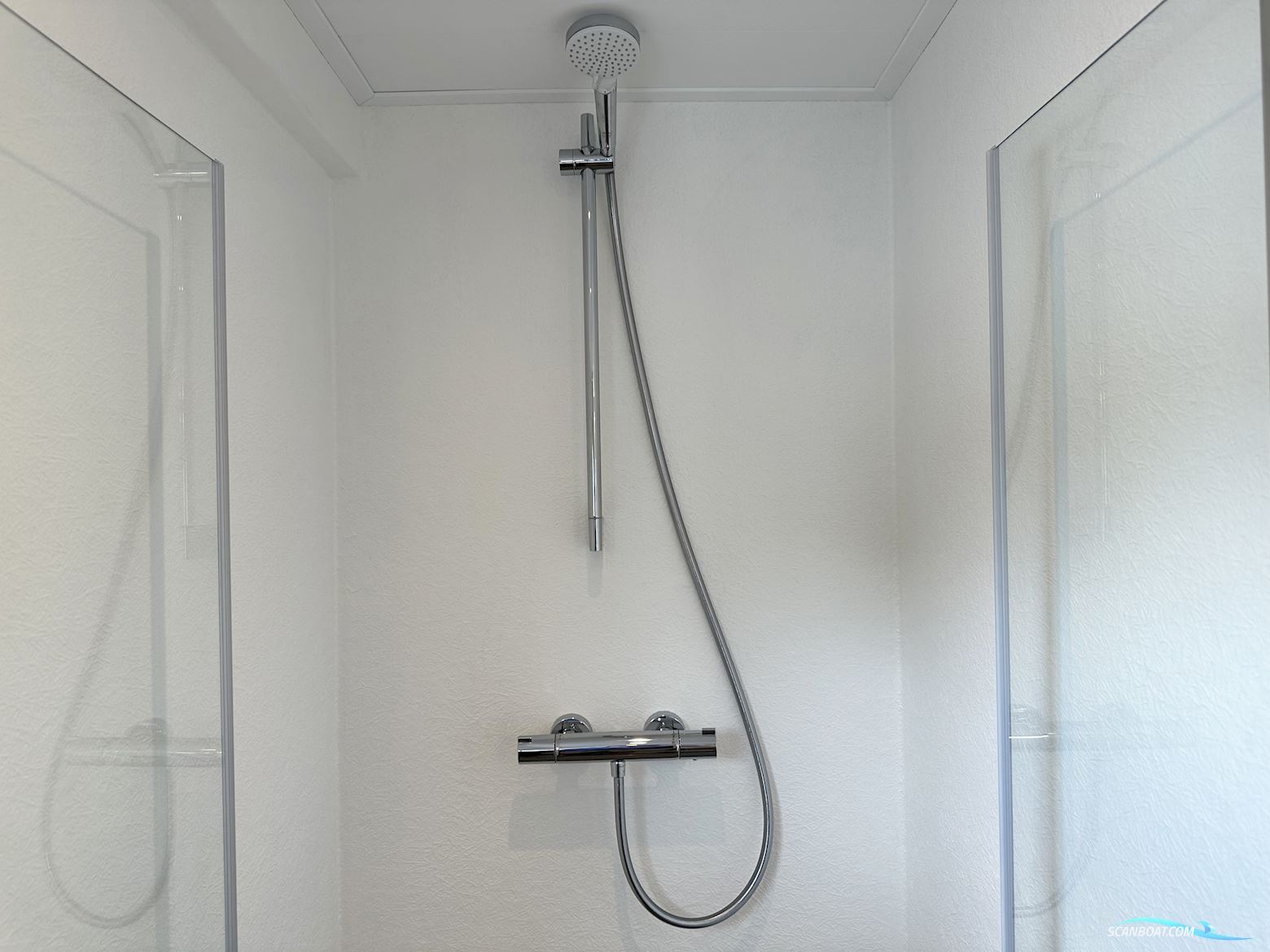 Homeship Vaarchalet 1250D Luxe Houseboat