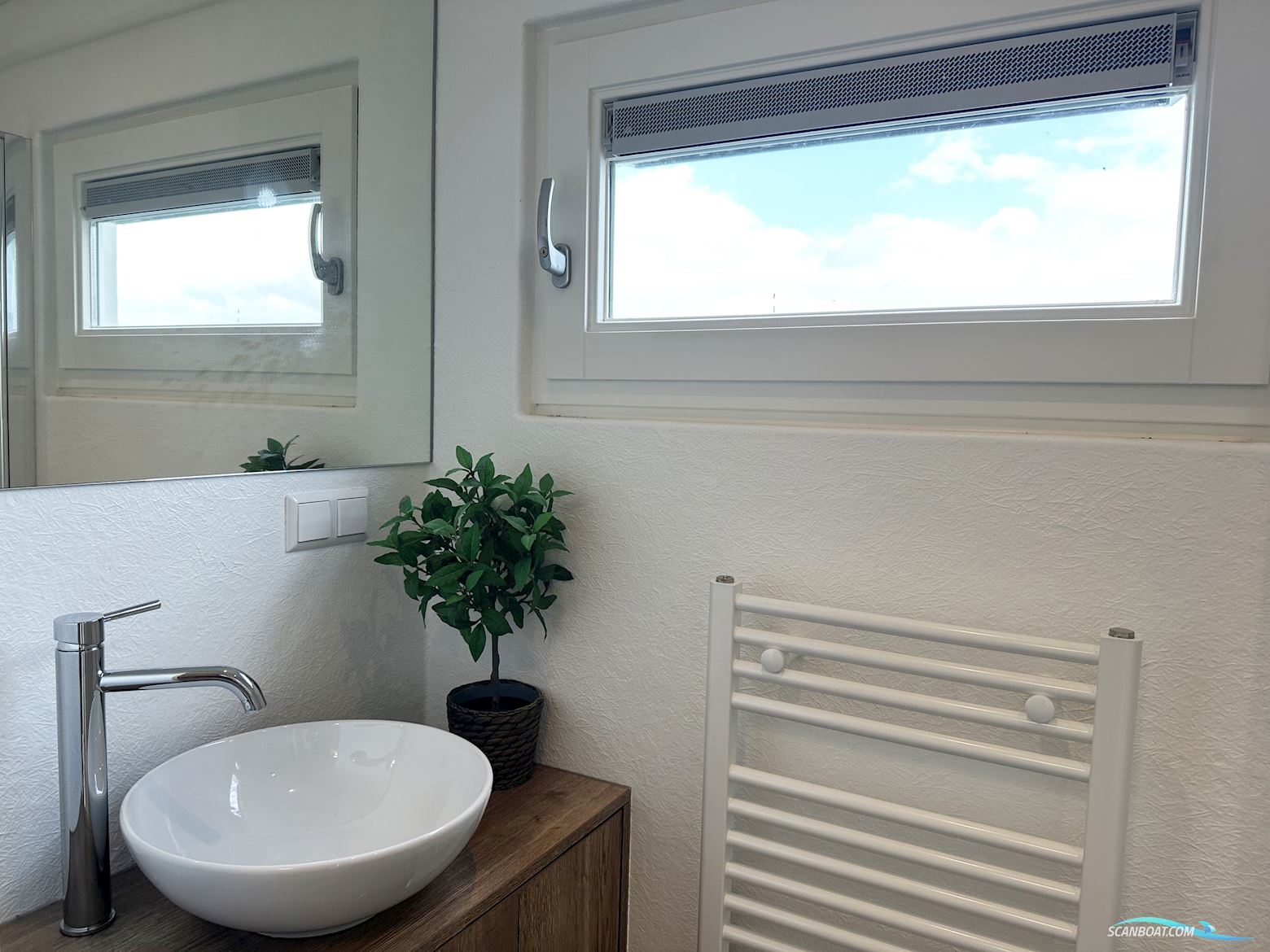 Homeship Vaarchalet 1250D Luxe Houseboat