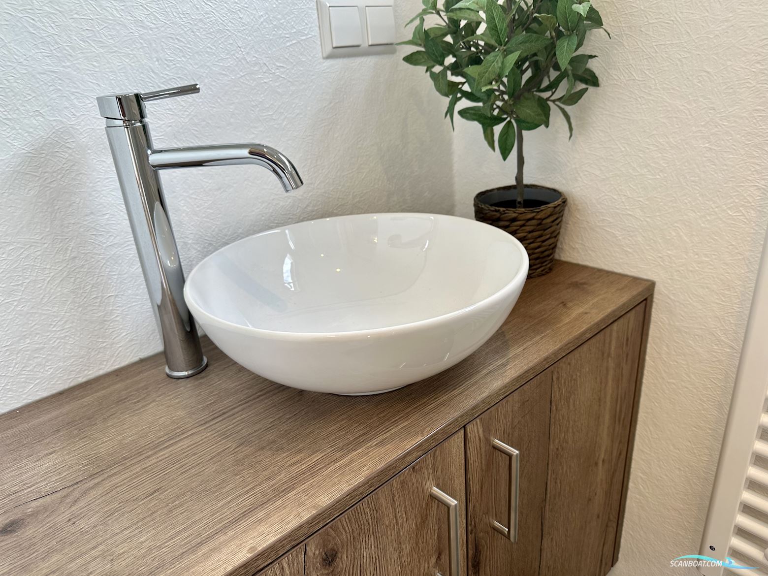 Homeship Vaarchalet 1250D Luxe Houseboat