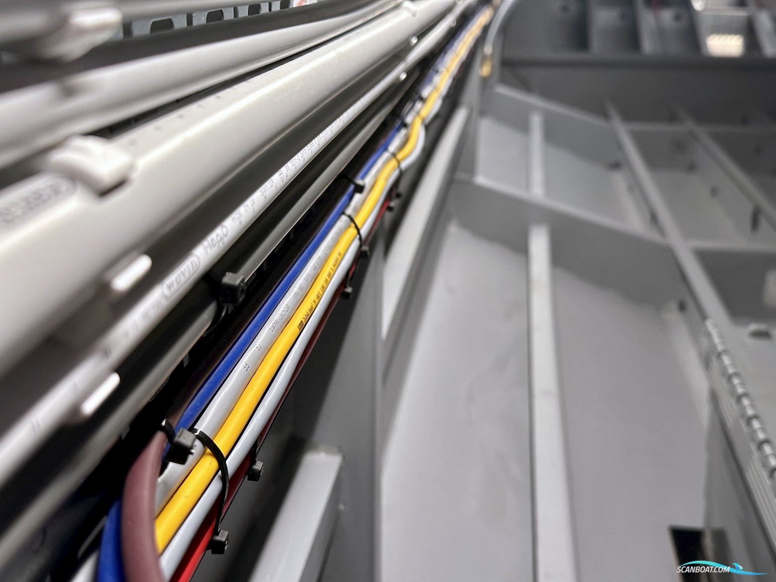 Homeship Vaarchalet 1250D Luxe Houseboat