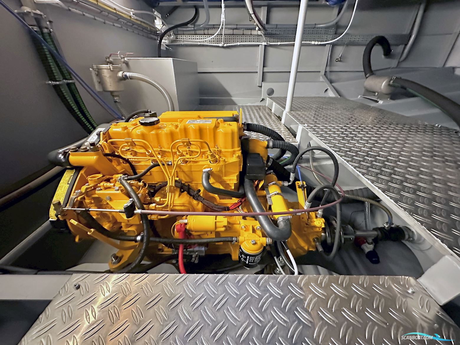 Homeship Vaarchalet 1250D Luxe Houseboat