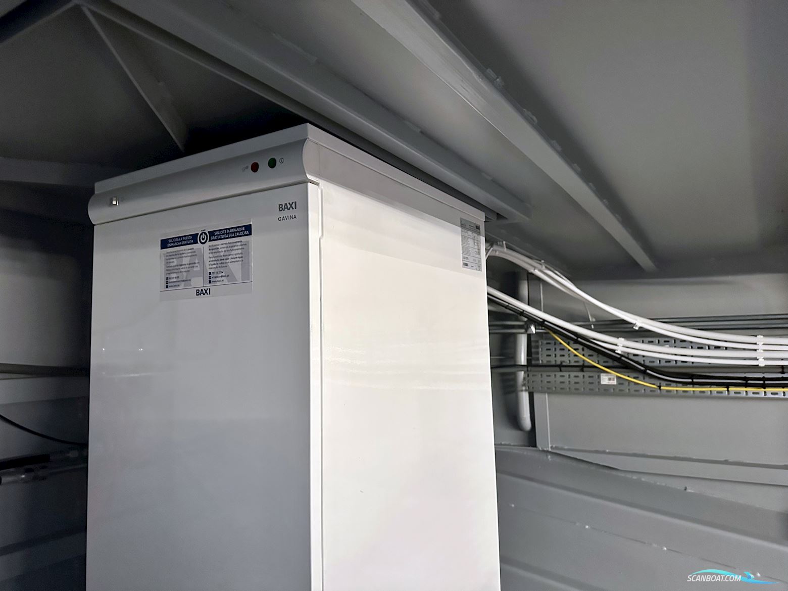 Homeship Vaarchalet 1250D Luxe Houseboat