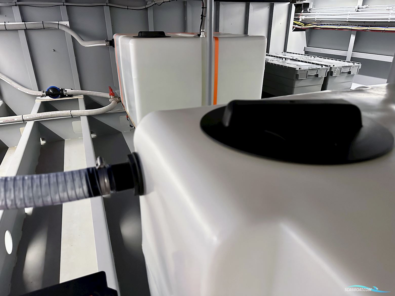 Homeship Vaarchalet 1250D Luxe Houseboat