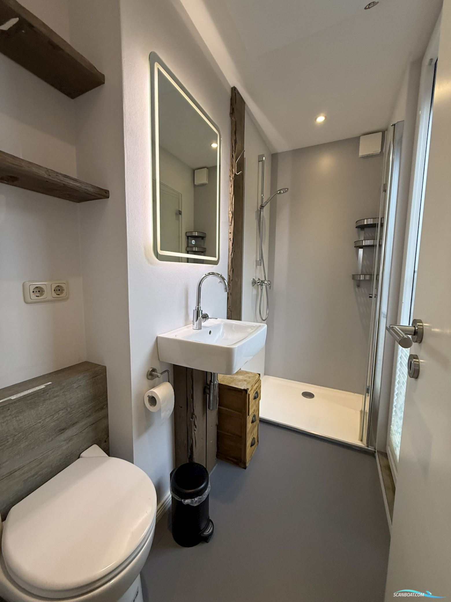 Houseboat  Under Dock  18