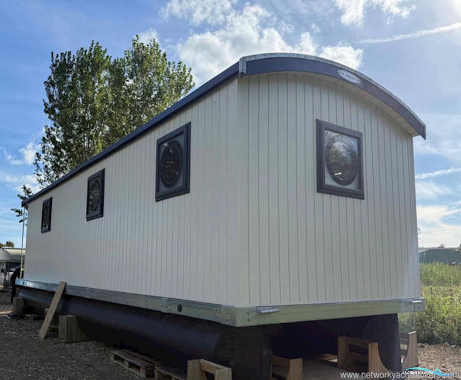 Houseboat River Pod 38