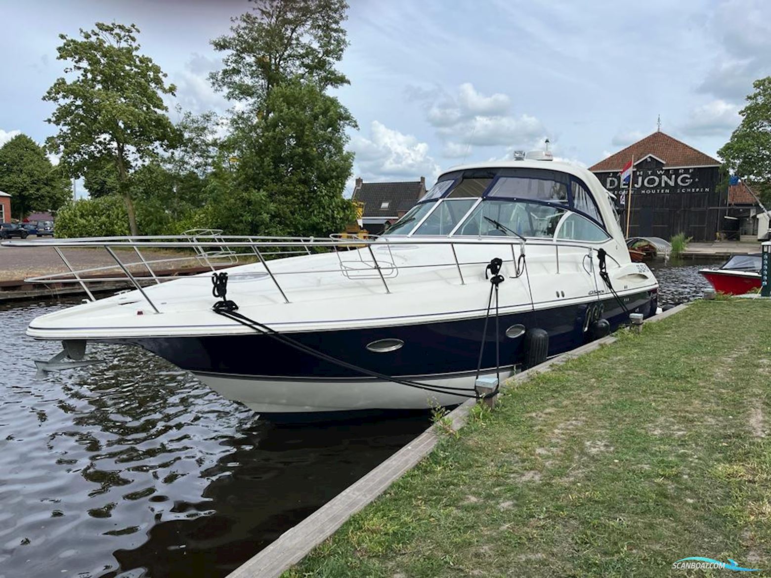 Cruisers Yachts 420 Express Motor boat 2007, with Volvo Penta engine, The Netherlands