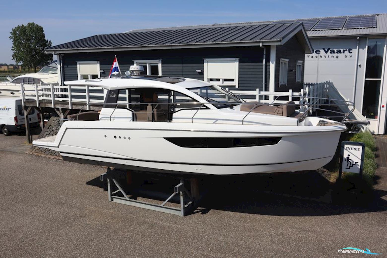 Sealine C330 Motor boat 2016, with Volvo Penta engine, The Netherlands