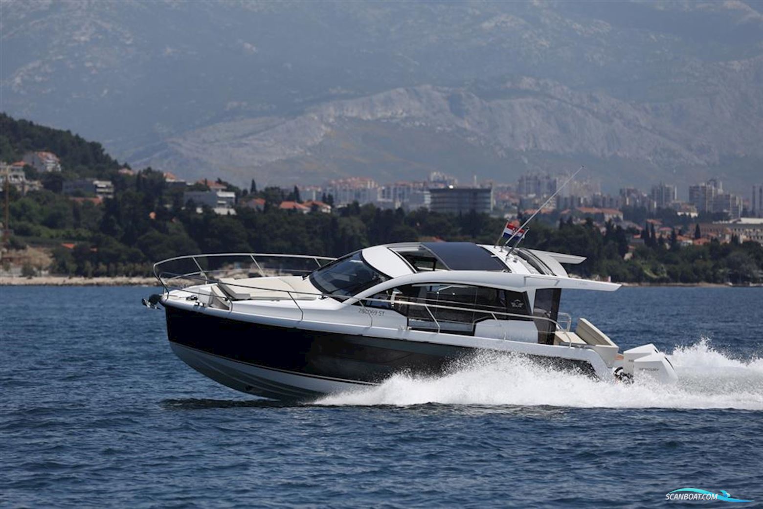 Sealine C335v Motor boat 2023, with 2 x Mercury Verado XL 300 (white) engine, Croatia