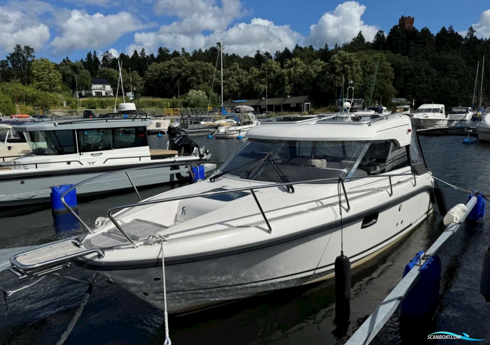 Aquador 25 HT Motorbåd 2021, med Mercruiser motor, Sverige