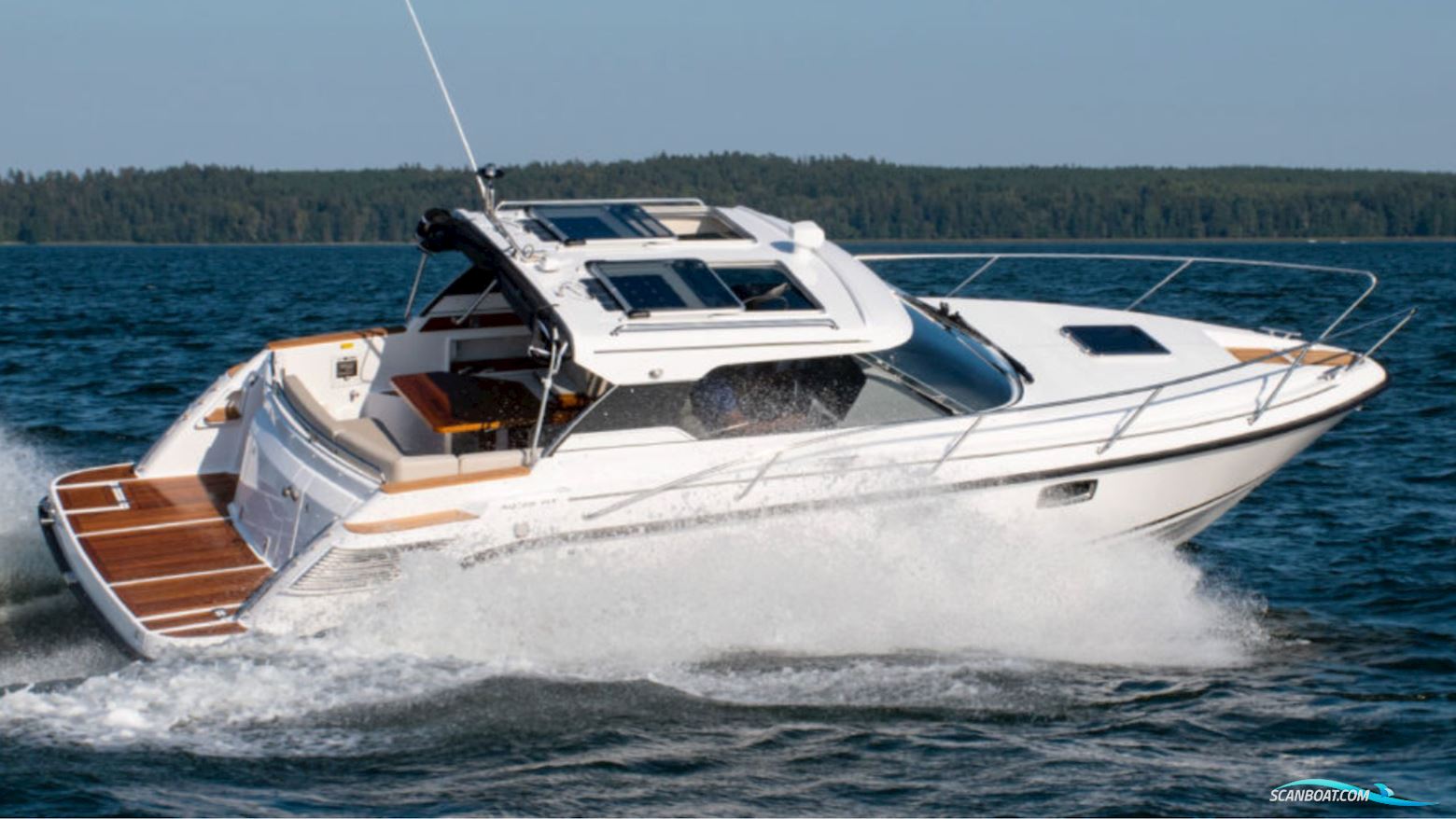 Aquador 28 HT Motorbåd 2021, med Mercury V6 Diesel motor, Estland