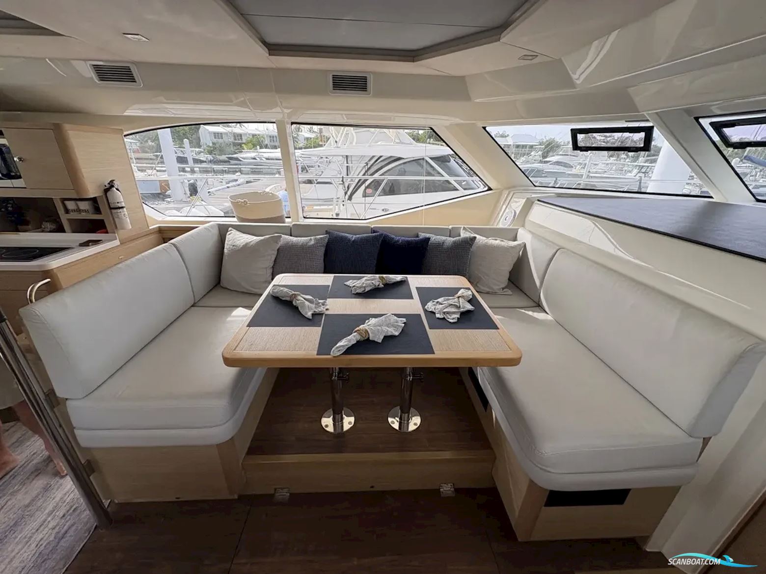Aquila 44 Yacht