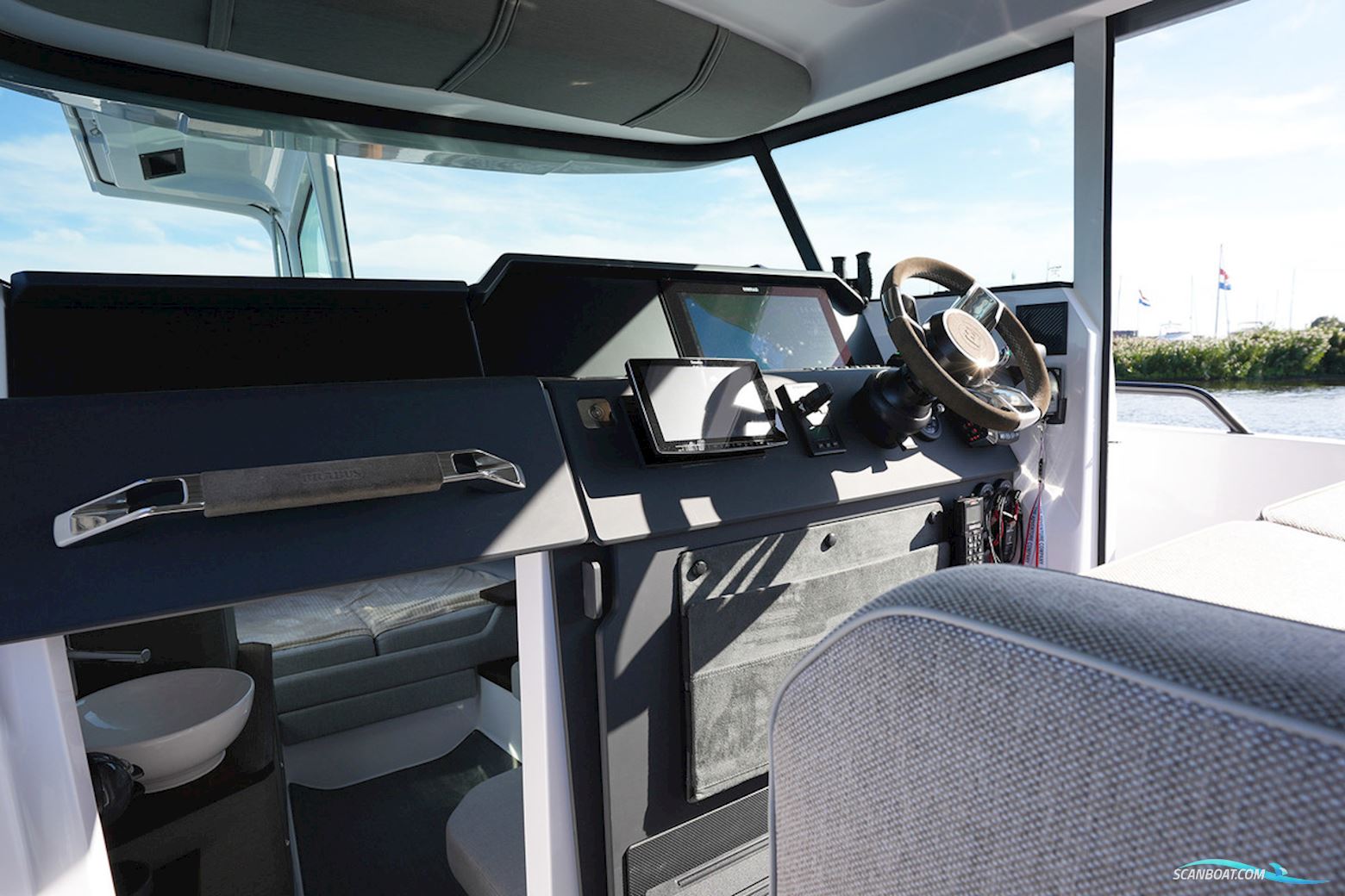 Axopar  37 XC Cross Cabin Mediterrana Edition