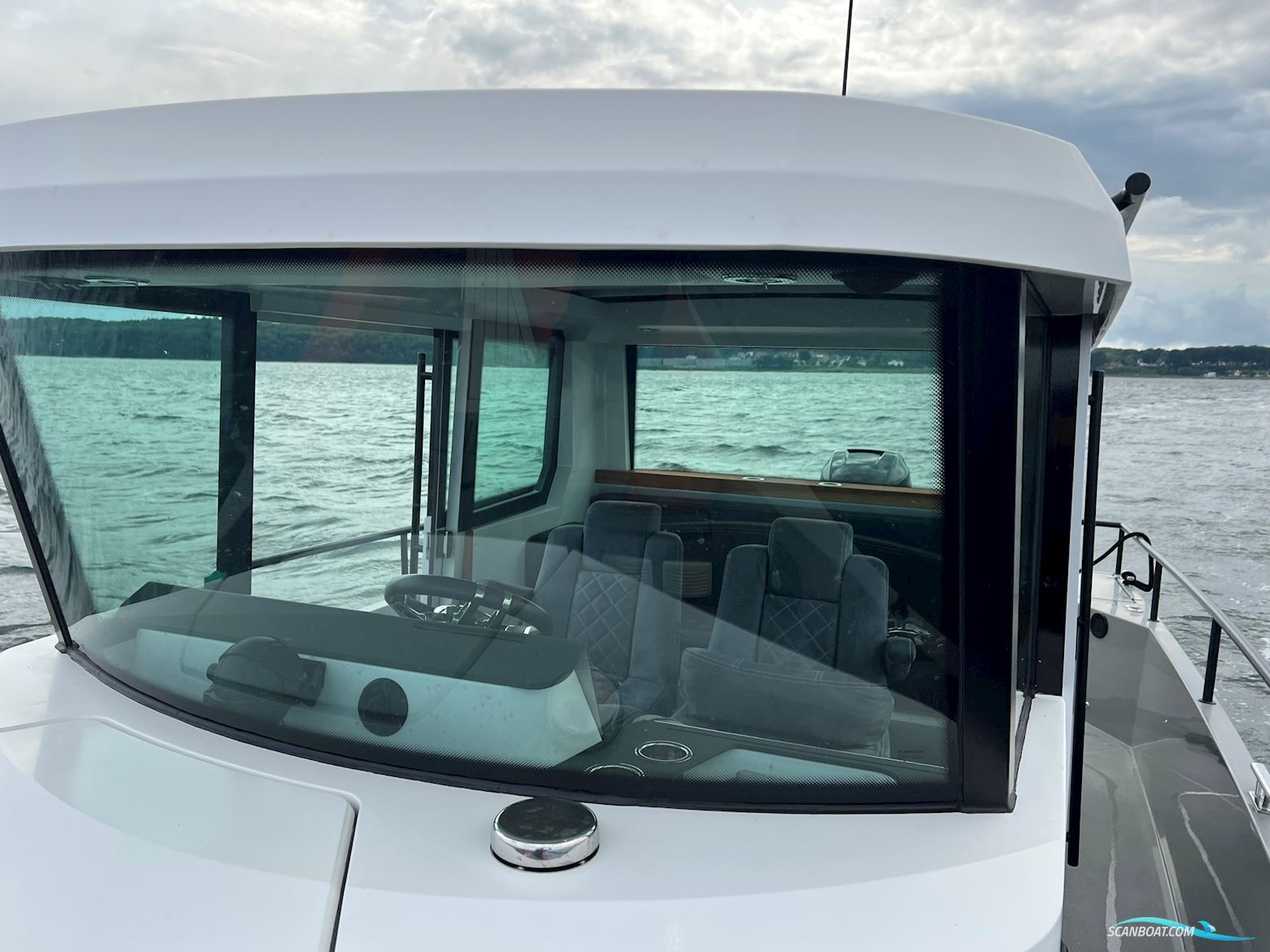 Axopar 28 Cabin R-Version