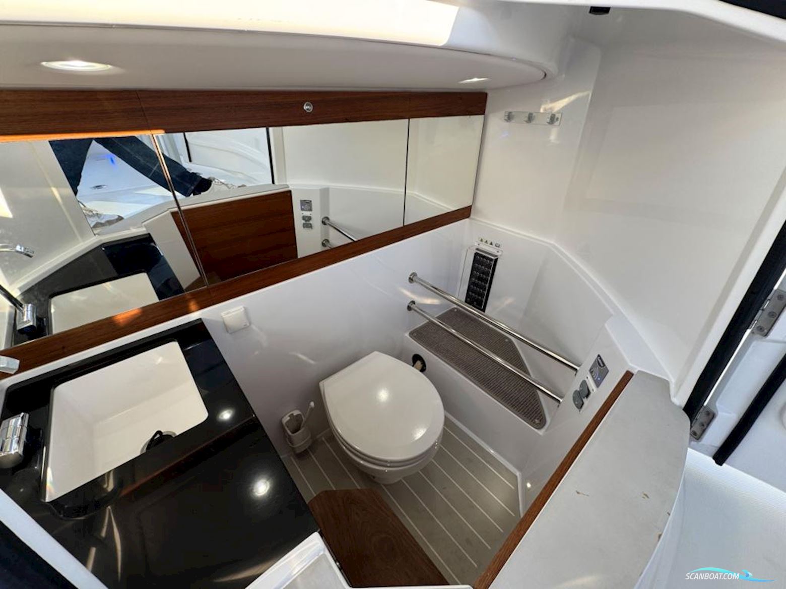 AXOPAR 28 Cabin