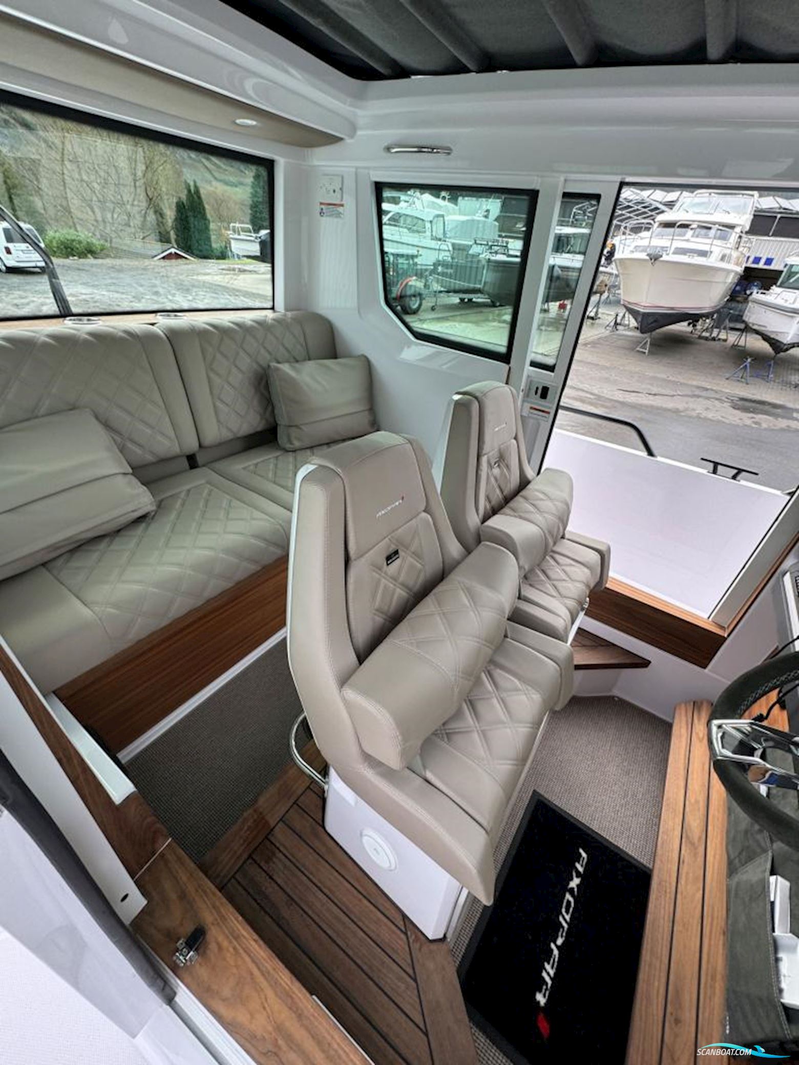 AXOPAR 28 Cabin