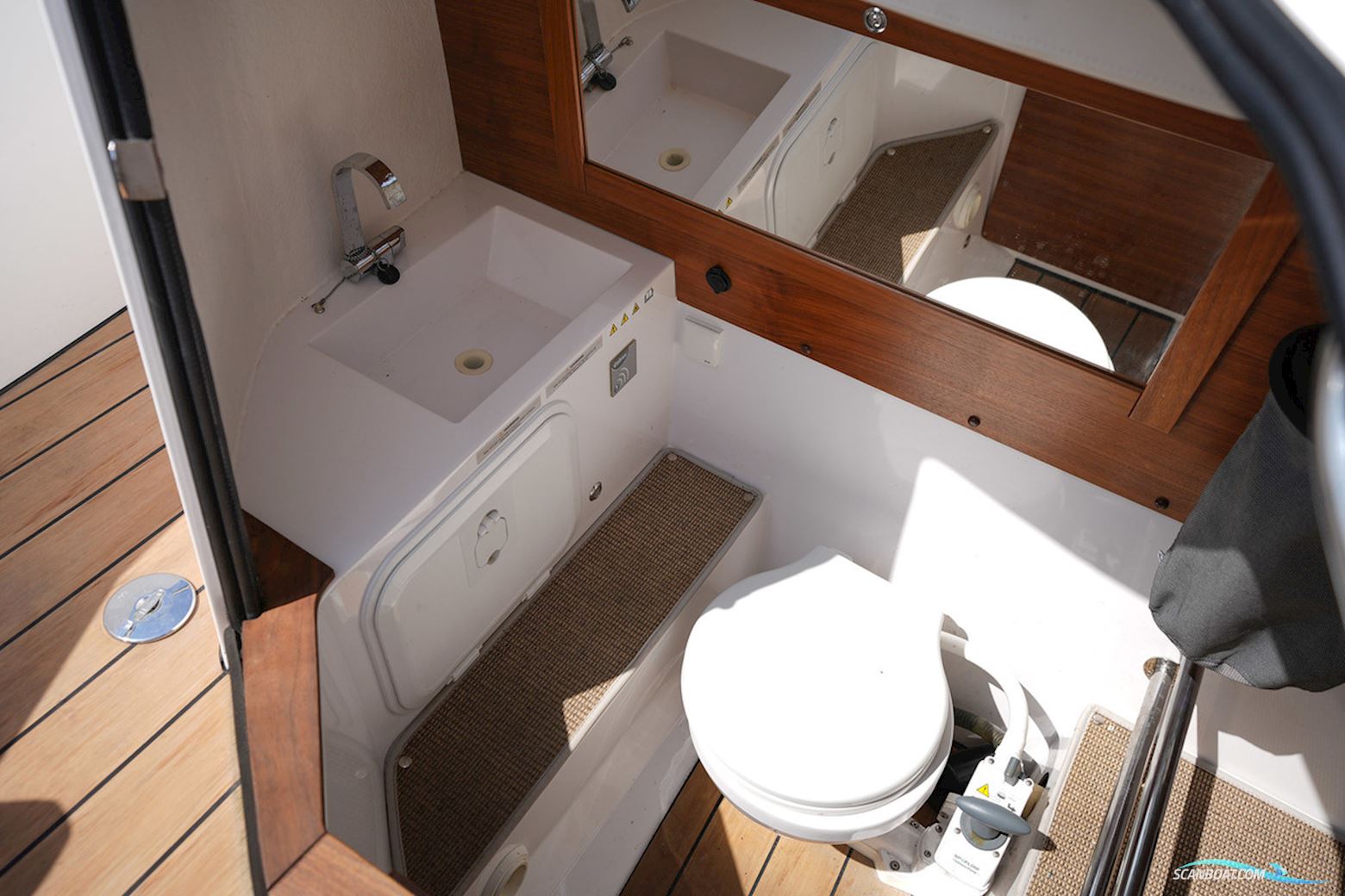AXOPAR 28 Cabin