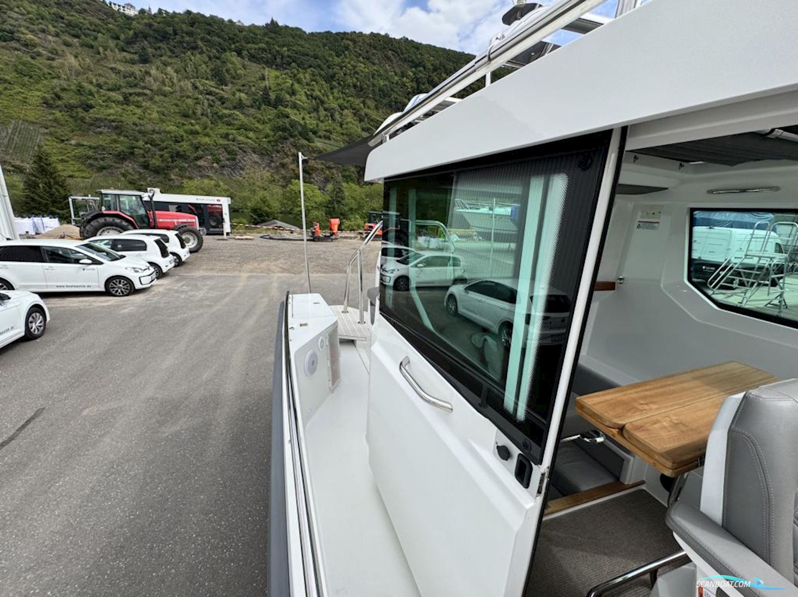 AXOPAR 28 Cabin