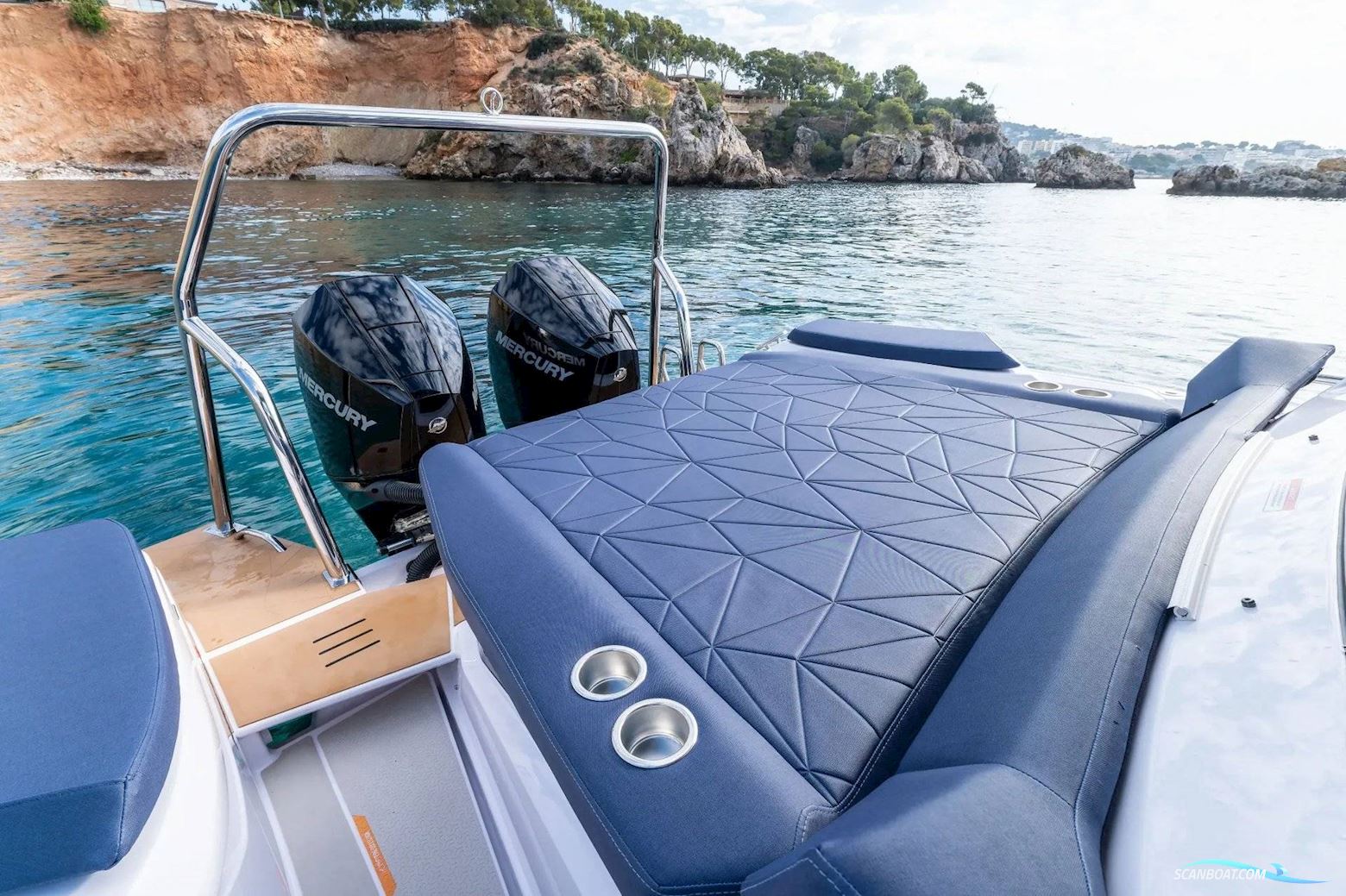 Axopar 29 XC Cross Cabin - Twin Mercury F200