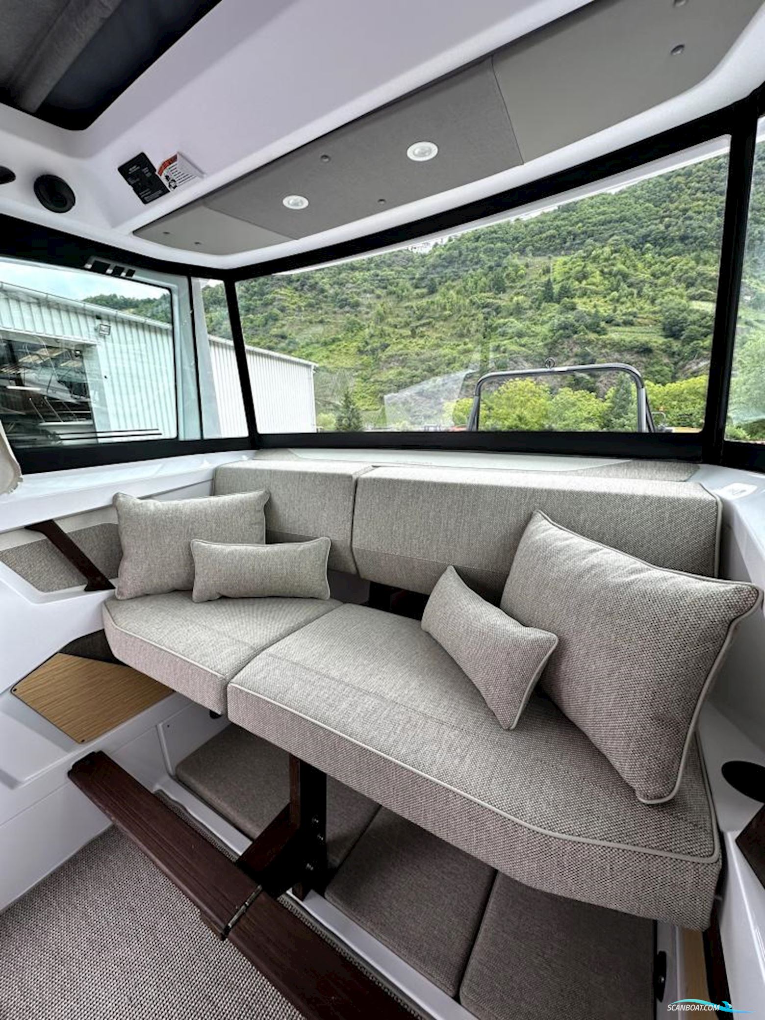 Axopar 29 XC Cross Cabin