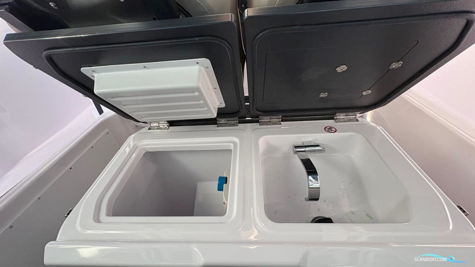 AXOPAR 29 XC Cross Cabin