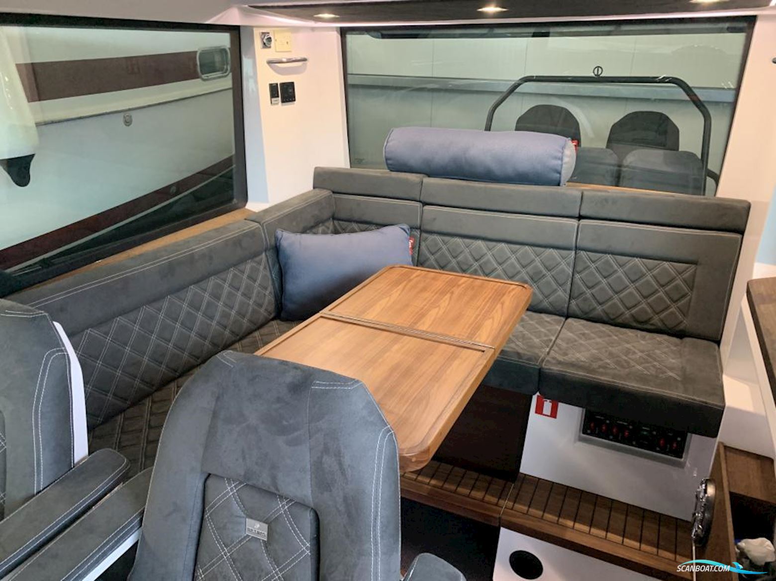 Axopar 37 Cabin - Reserviert