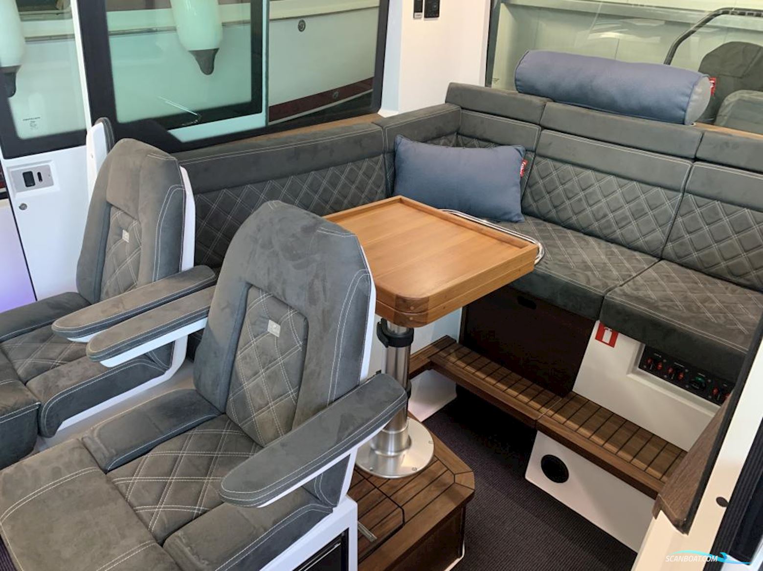 Axopar 37 Cabin - Reserviert