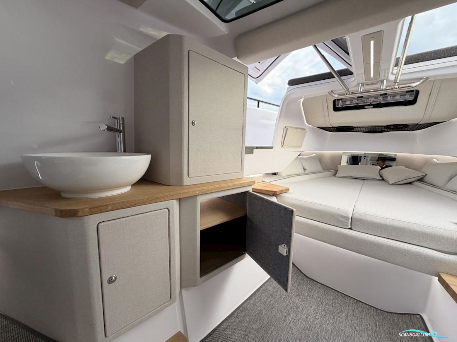 Axopar 37 Cross Cabin - Reserviert