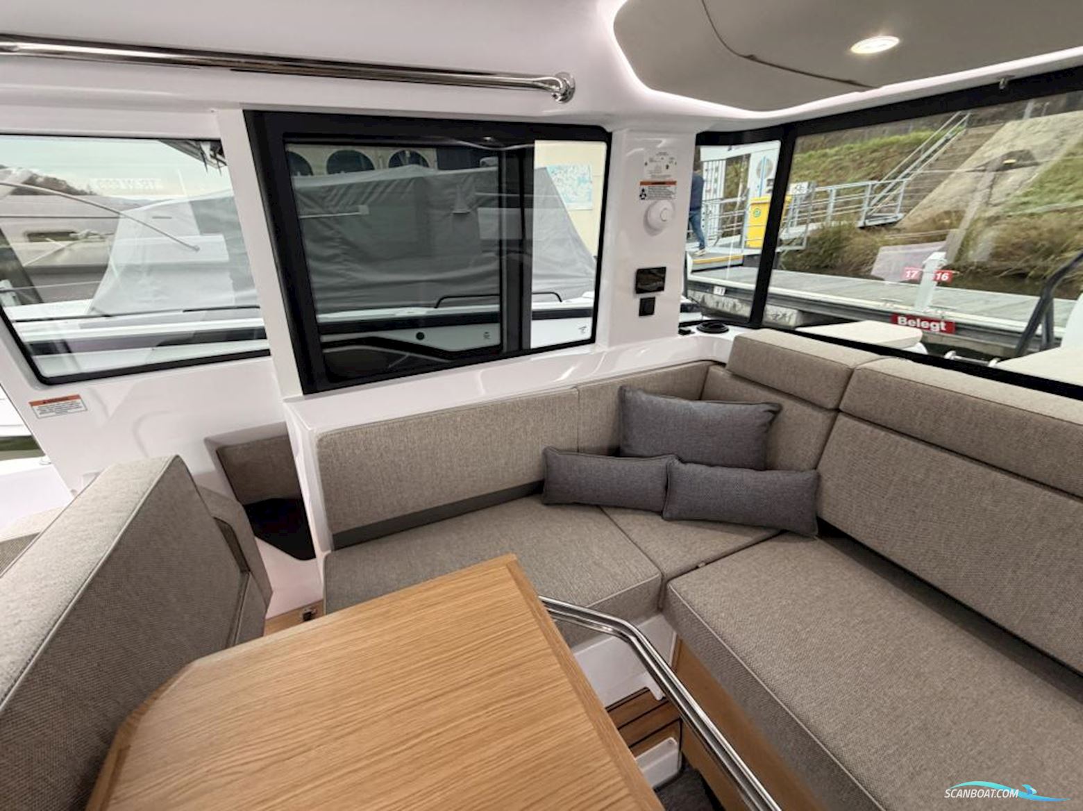 Axopar 37 Cross Cabin - U-Sofa