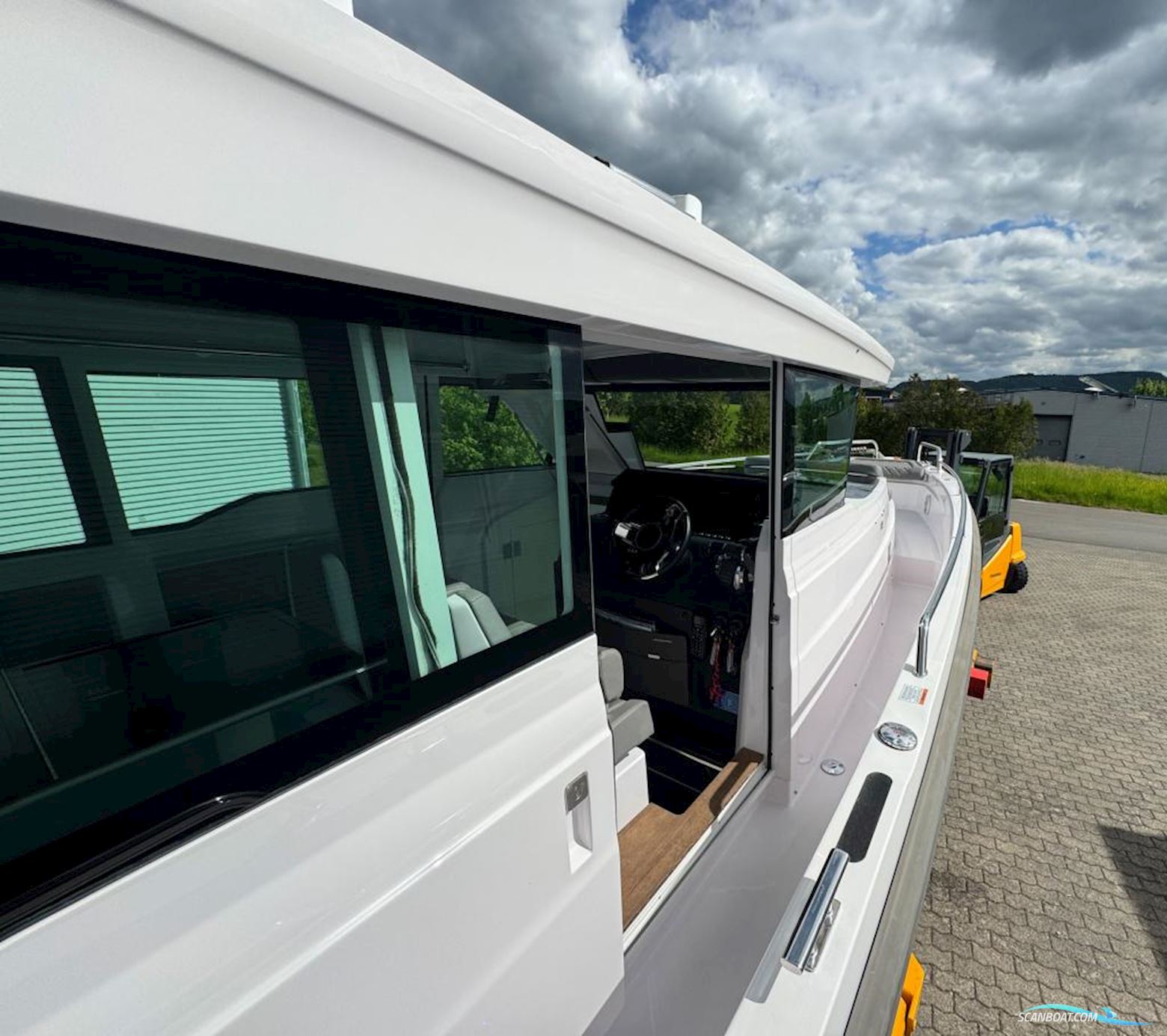 AXOPAR 37 Cross Cabin