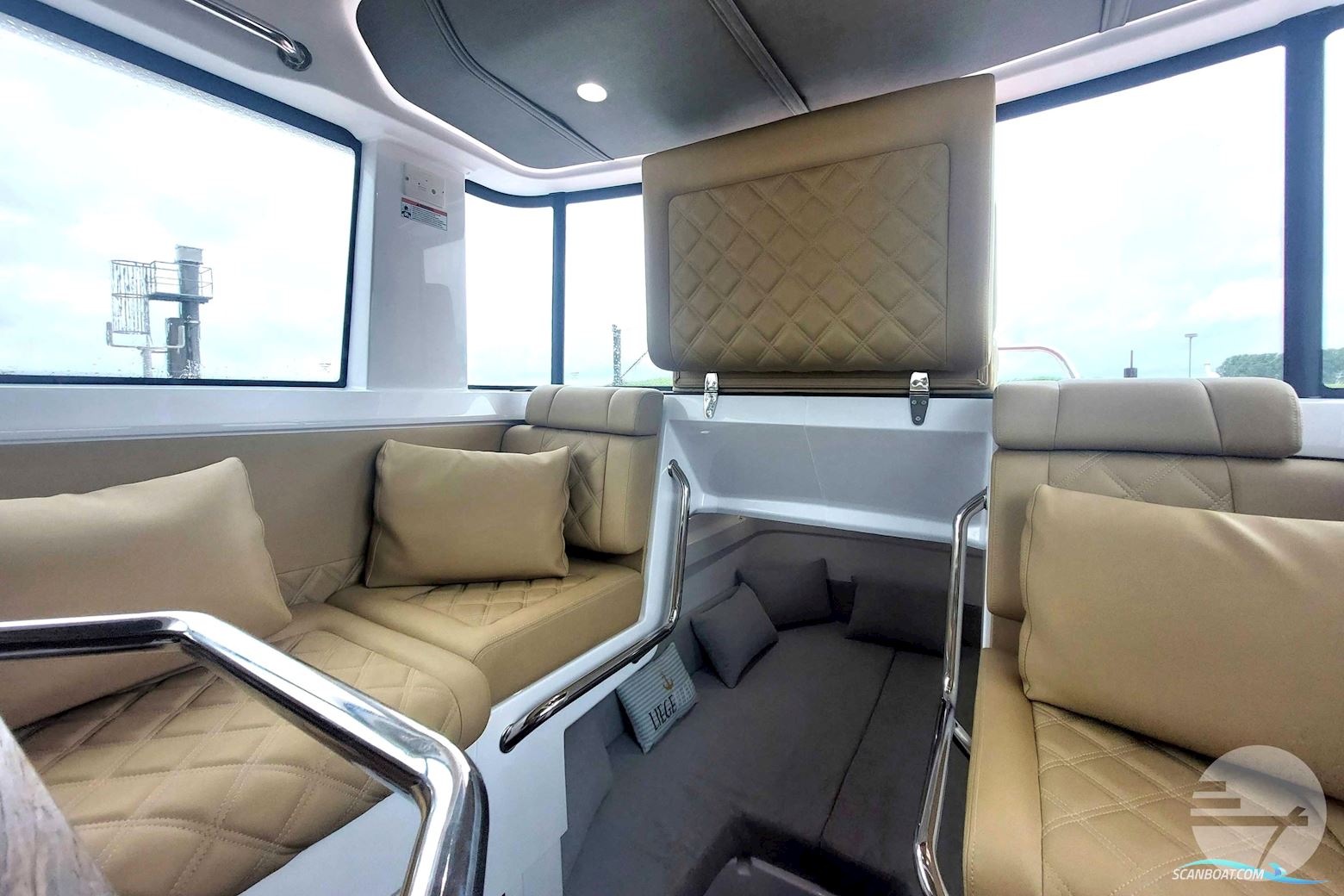 AXOPAR 37 Cross Cabin