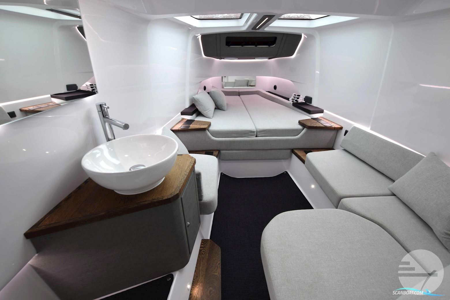 AXOPAR 37 Cross Cabin