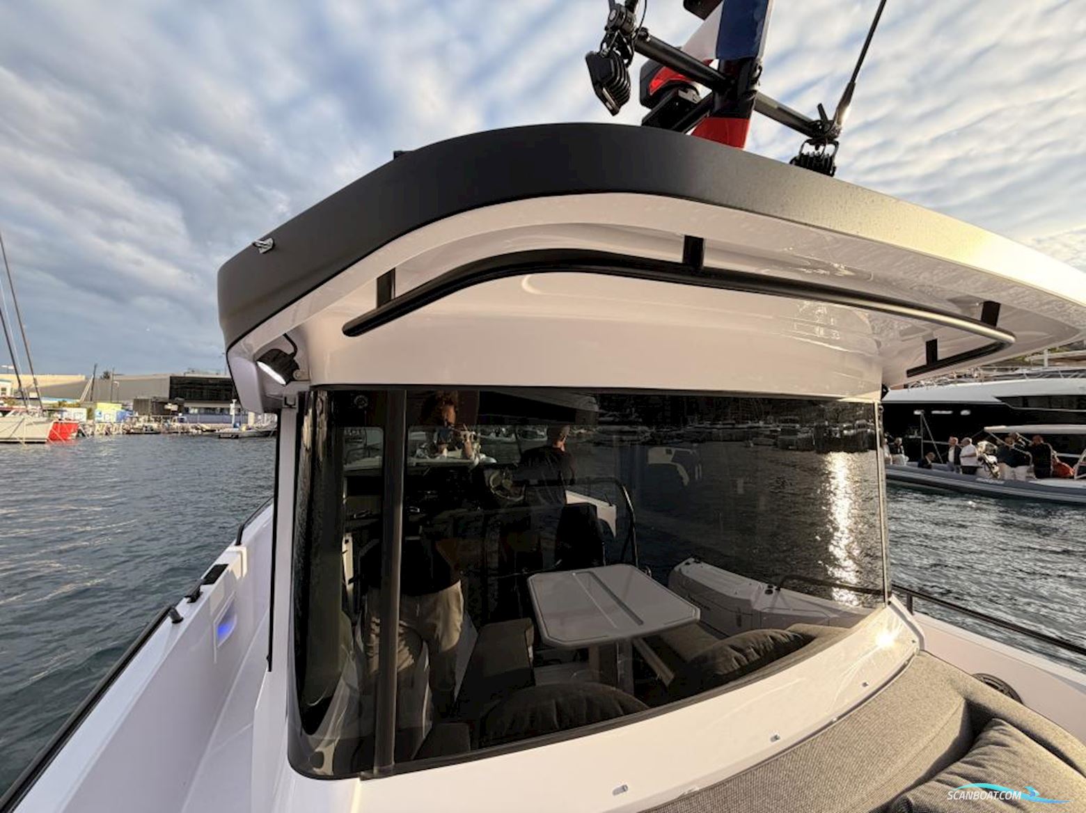 Axopar 37 Cross Cabin